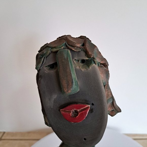 Ceramic sculpture of a woman - Picture 2 of 5